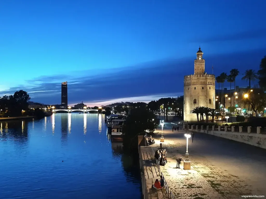 La Torre del Oro en el Barrio del Arenal
