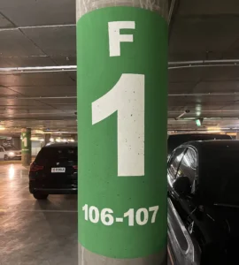 La plaza donde aparcar el coche de alquiler en el Aeropuerto de La Coruña.