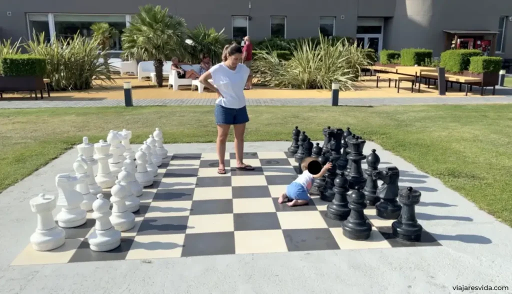 Ajedrez gigante para niños en Hotel Spa Mediterraneo Park en Roses