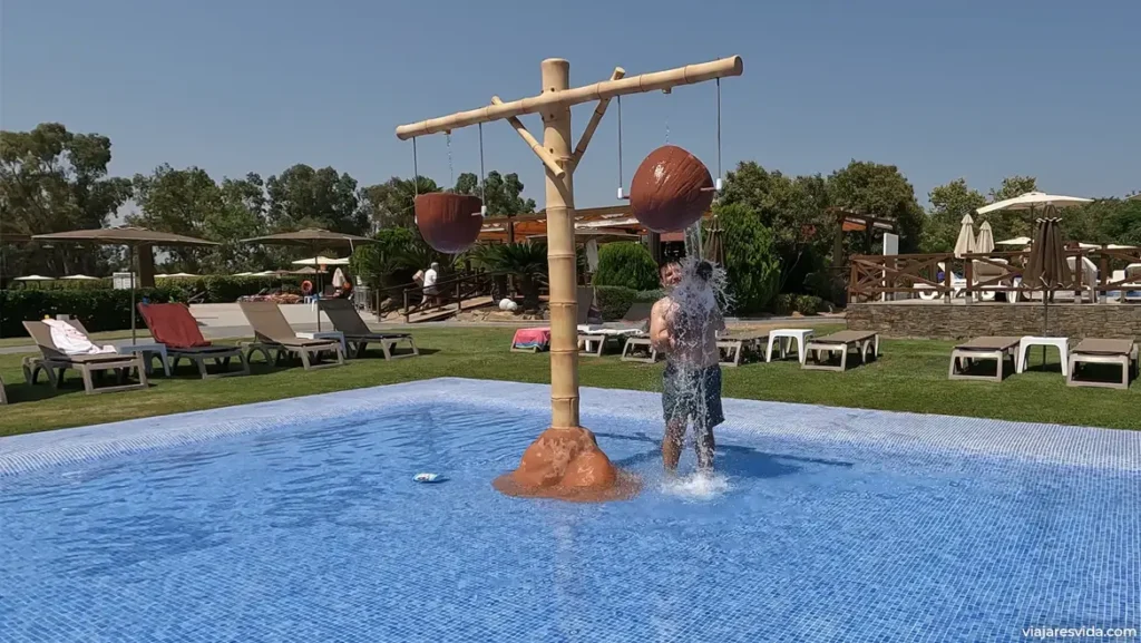 Jugando con mi hijo en una de las piscinas para bebés