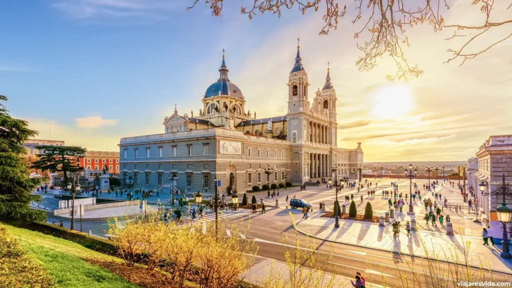 Catedral de la Almudena en Madrid. Alojamiento en Madrid barato