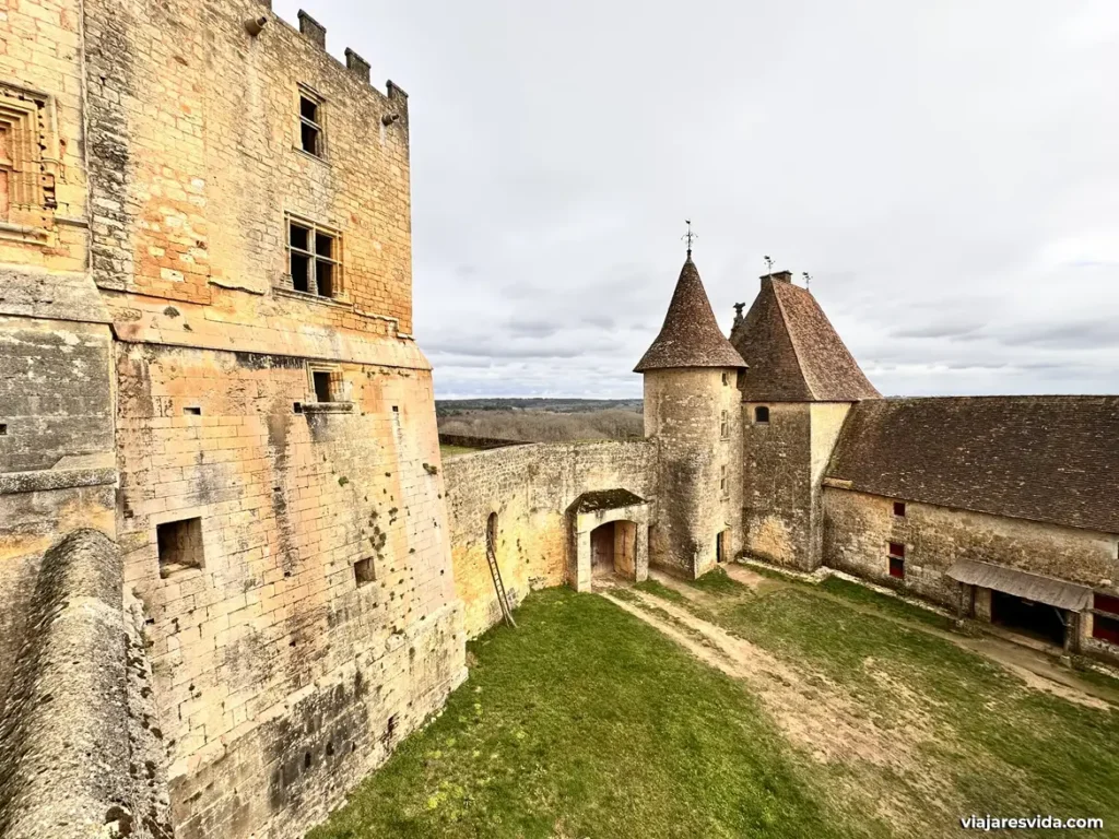 Patio exterior del castillo de Biron