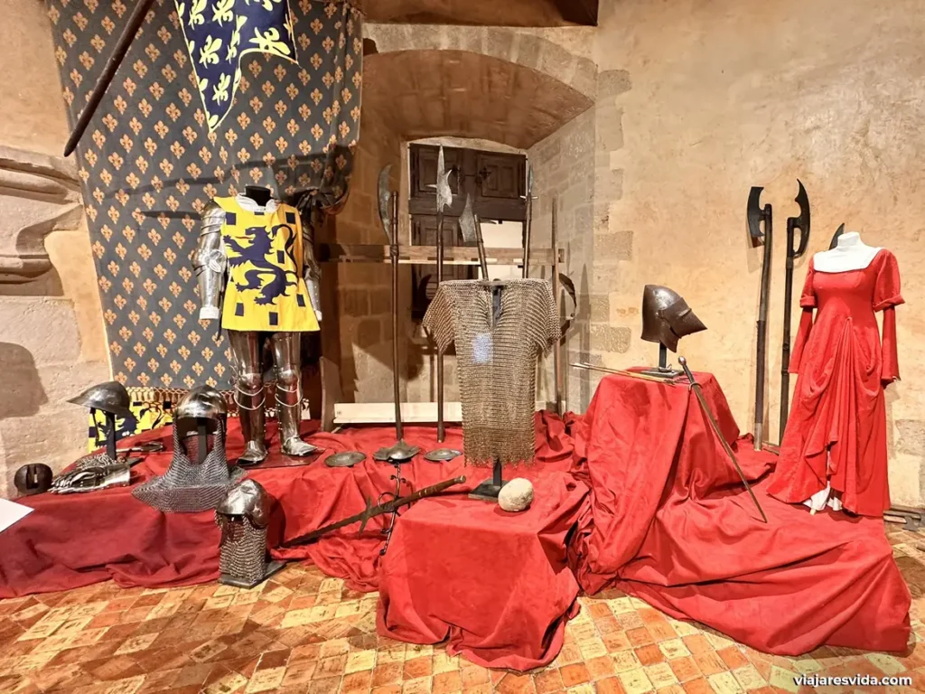 Sala de armas del castillo medieval
