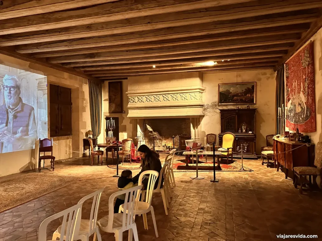 El aula, con chimenea gótica