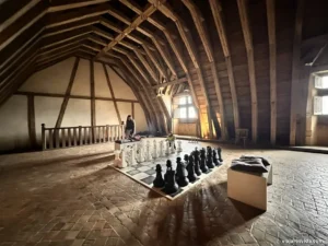 El desván medieval de madera del castillo con un ajedrez gigante