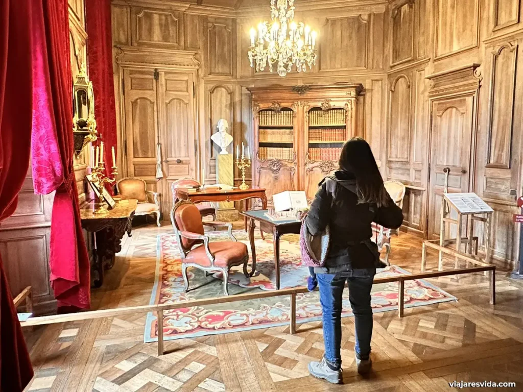 Habitación del Marqués de Biron con decorado de películas