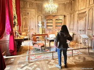 Habitación del Marqués de Biron con decorado de películas