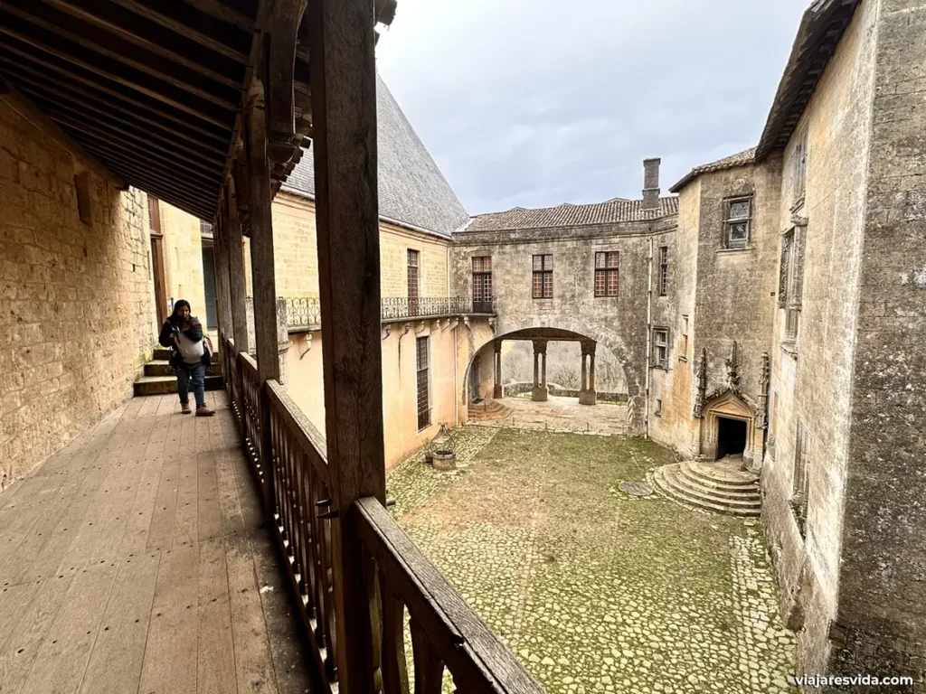 Interior del patio del castillo