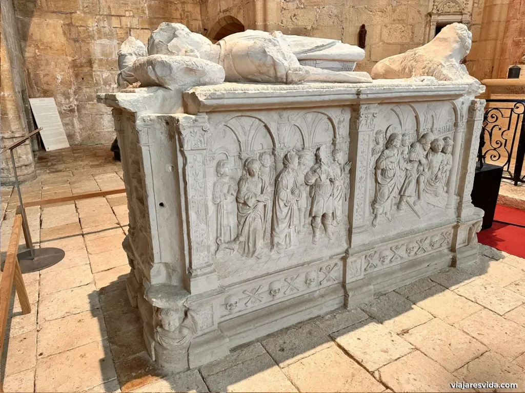 Sepulcro en la capilla del castillo de Biron
