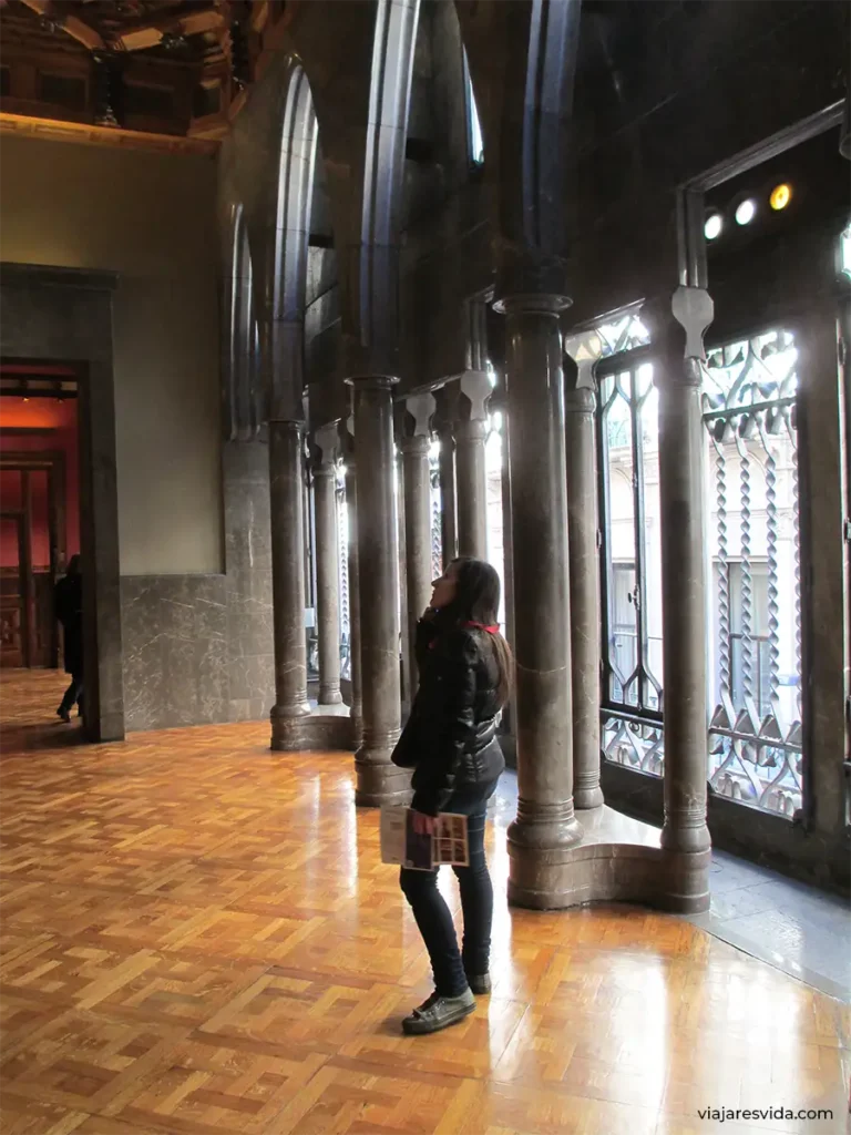 La autora de este blog de viajes recorriendo el Palau Güell de Gaudí en Barcelona