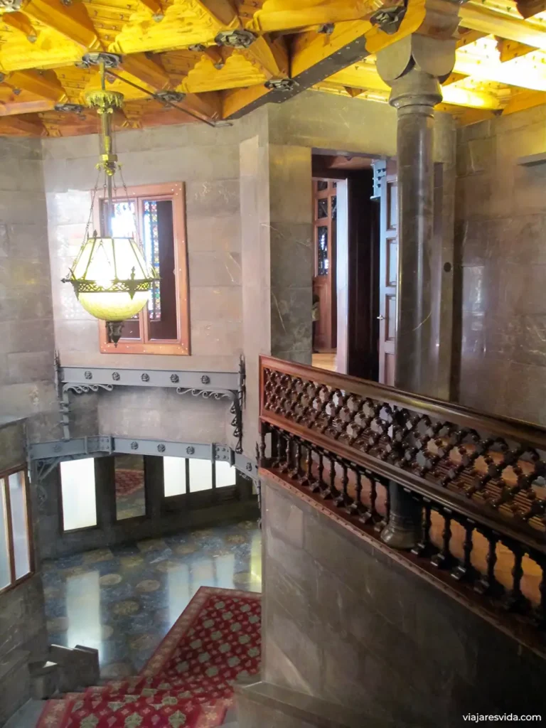 Pasillo y escalinata interiores diseñados por Gaudí