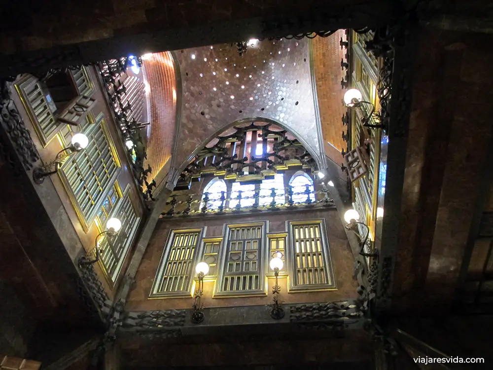 Gran salón central con su gran diosa cúpula del Palacio Güell de Barcelona