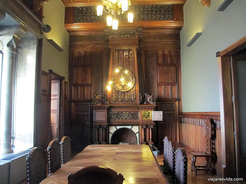Salón principal de estilo modernista temprano